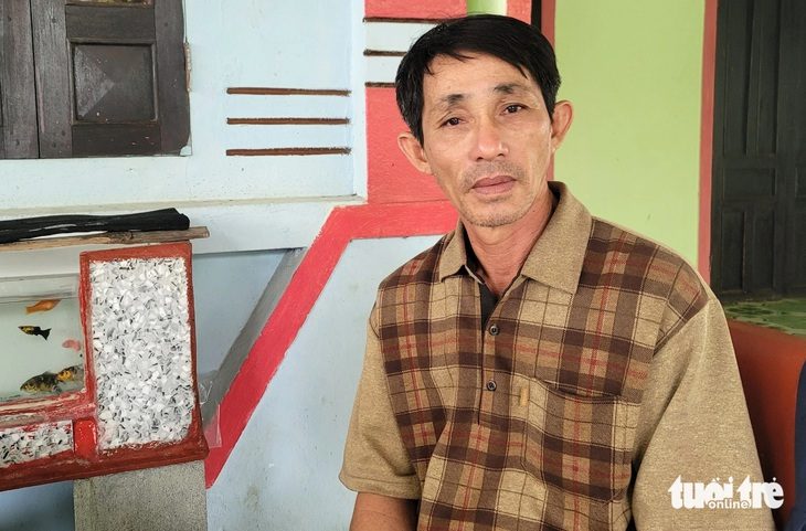 Ông Trần Văn Hiệp (chủ tàu cá PY-96121-TS) bàng hoàng khi hay tin phương tiện và người cháu họ của mình gặp nạn trên vùng biển tỉnh Khánh Hòa - Ảnh: NGUYỄN HOÀNG