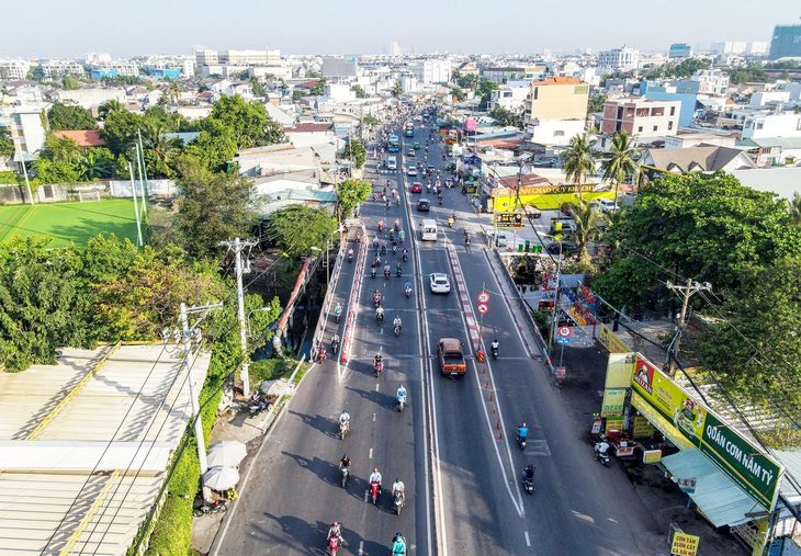 Cầu Ông Dầu (quốc lộ 13, TP Thủ Đức, TP.HCM) đã được mở rộng thêm một nhánh cầu nhỏ 2m (phía bên trái ảnh, làn đường dành cho xe máy) - Ảnh: CHÂU TUẤN