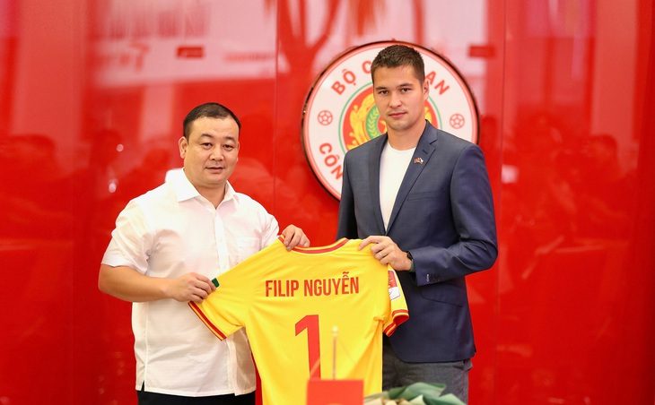 Thủ môn Filip Nguyễn ra mắt CLB Công An Hà Nội - Ảnh: NGỌC BẢO