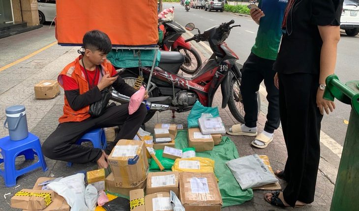 Shipper giao hàng cho nhân viên văn phòng tại quận 1, TP.HCM - Ảnh: YẾN TRINH