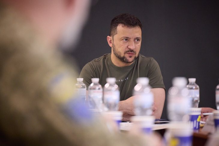 Tổng thống Ukraine trong cuộc họp với các tướng lĩnh cấp cao ở Dnipro hôm 27-7 - Ảnh: Twitter của ông Zelensky